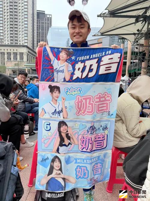 ▲台灣球迷Tony（如圖）坦言心情很緊張，喊：「絕對不能再輸了！必須要贏！中華隊加油。」（圖／記者嚴俊強攝影）