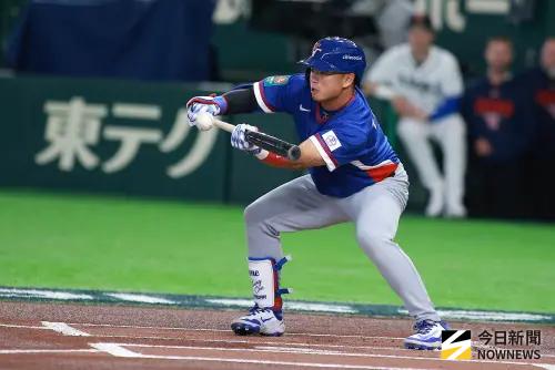 中華隊得分了！鄭宗哲、費仔改打「小球戰術」　張育成敲適時安打