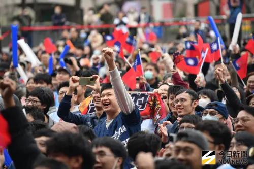 ▲板橋市民廣場「直播派對」現場的球迷全嗨翻，加油聲不斷，不斷喊著「台灣最強」、「Team Taiwan」，氣氛熱血沸騰。（圖／記者林柏年攝影）