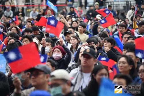 ▲中華隊在經典賽中首支全壘打，讓台灣觀看轉播的球迷們超開心，站起來揮舞著國旗。（圖／記者林柏年攝影）