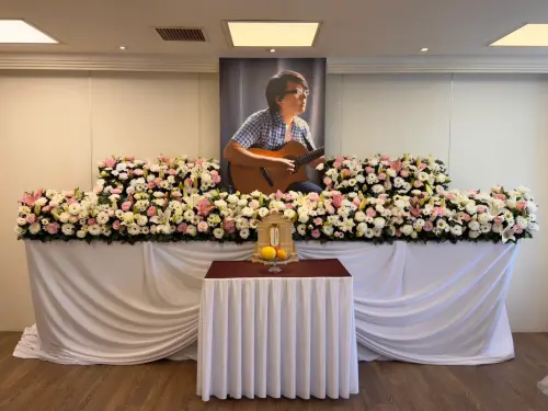 袁惟仁愛子袁義比讚送別老爸！妹妹在靈堂合影：記得帶溫暖來送他