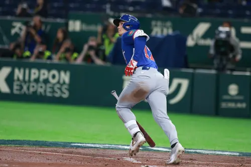 ▲費仔擊球後確認是發滿貫全壘打，霸氣甩棒準備繞壘。（圖／記者葉政勳攝 ,2026.03.07）