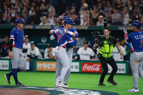 ▲費仔跑回本壘時，與興奮迎接的中華隊友們激動相擁。（圖／記者葉政勳攝 ,2026.03.07）