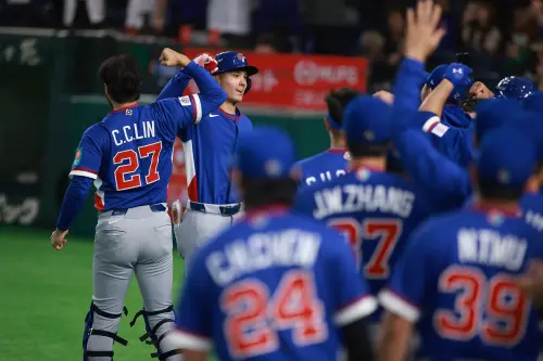 ▲英雄歸來！費仔（右）轟出滿貫砲後，與一路協助他融入台灣的「心靈捕手」林家正（左）熱血擊掌，中華隊全隊士氣沸騰到最高點。（圖／記者葉政勳攝 ,2026.03.07）