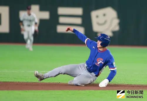 ▲WBC中華隊「費仔」費爾柴德（Stuart Fairchild）盜壘成功。（圖／記者葉政勳攝 ,2026.03.07）
