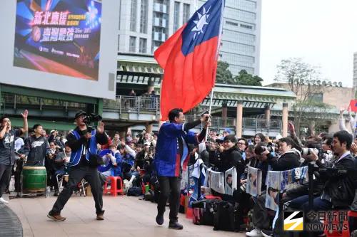 WBC中華隊14比0領先！徐展元攜百人波浪舞　嗨喊：Team Taiwan