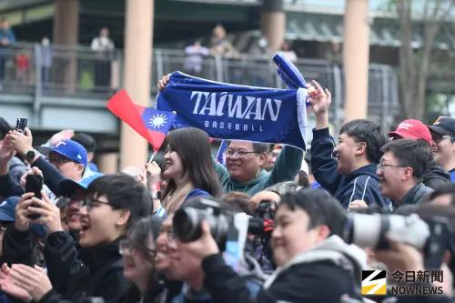 ▲板橋市民廣場「直播派對」目前聚集上百人，一同觀賞賽事，許多人攜家帶眷來應援。（圖／記者林柏年攝影）