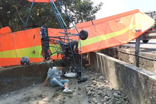 ▲吳姓男子駕駛滑翔翼墜落，頭部受傷送醫治療，意識清醒無生命危險。（圖／記者莊全成翻攝）