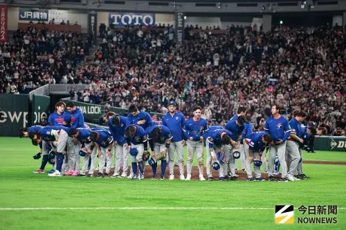 ▲WBC中華隊以14:0擊敗捷克隊收下本屆賽會第一場勝利，球員賽後圍成圓陣，感謝球迷。（圖／記者葉政勳攝 ,2026.03.07）