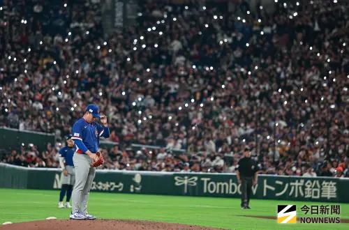 ▲台韓生死戰關鍵時刻，東京巨蛋4萬名球迷同時開起手電筒，4萬道光在黑暗中同步閃爍，是計分板之外最深刻的記憶。（圖／記者葉政勳攝）