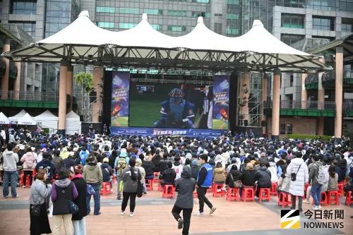 ▲台灣許多地方都設置WBC轉播派對，讓球迷聚在一起看比賽，贏球輸球都一起應援。（圖／記者林柏年攝）