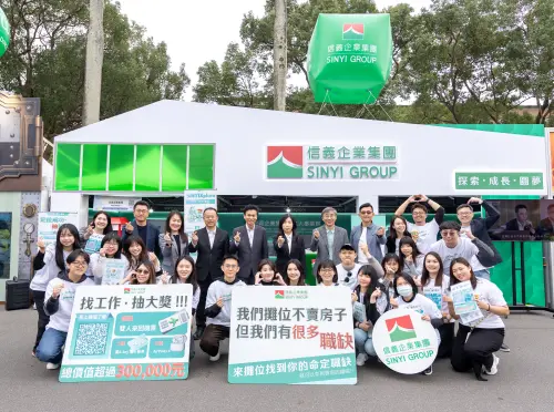 ▲為了與Ｚ世代青年面對面交流，信義房屋人資長黃吉良（後排左二起）、安信建經副總趙庭譽、信義全球總經理林三智、信義開發總經理李少康、信義房屋總經理陳麗心、安新建經總經理歐智雄、信義代銷總經理謝宗憲均親自到場，與學子分享產業趨勢、職場心法。（圖／信義房屋提供）