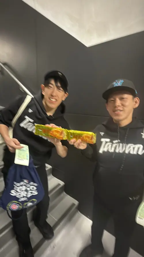 ▲▼原PO在東京巨蛋外排隊入場時，遇到日本球迷正在背中華隊的應援歌曲、舞蹈，因此開心地與對方分享台灣鳳梨酥。（圖／網友@mark_wangzk授權提供）