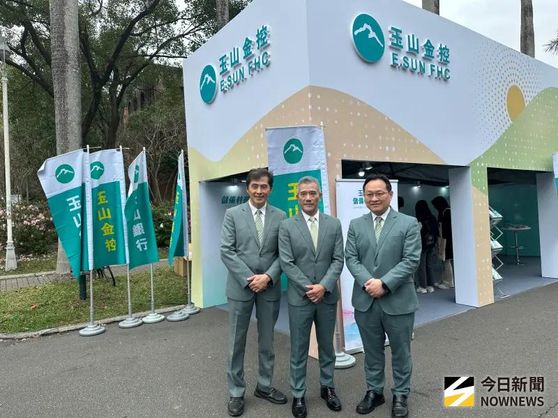    ▲玉山金控今（7）日前進台大校園徵才博覽會，2026年預計徵才600人，玉山銀行總經理林隆政（中）、科技長張智星（左）及人力資源處長郭宸巖也現身，與現場同學面對面交流。（圖／記者顏真真攝）  