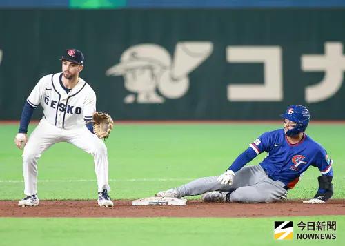 ▲WBC中華隊捕手林家正盜上二壘。（圖／記者葉政勳攝 ,2026.03.07）