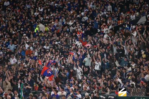 ▲WBC中華隊大勝捷克隊，球迷在現場玩起波浪舞。（圖／記者葉政勳攝 ,2026.03.07）