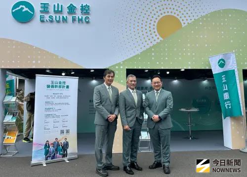 ▲玉山金控今（7）日前進台大校園徵才博覽會，2026年預計徵才600人，玉山銀行總經理林隆政（中）、科技長張智星（左）及人力資源處長郭宸巖也現身，與現場同學面對面交流職涯成長與歷練。（圖／記者顏真真攝）