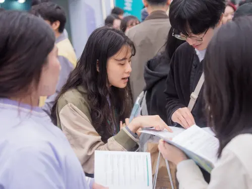 ▲玉山金控今（7）日前進台大校園徵才博覽會，吸引不少對金融業有興趣的學生探詢。（圖／玉山金提供）