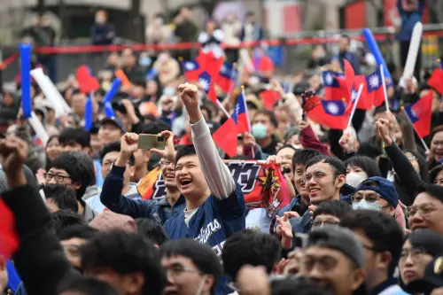 ▲雙北官方轉播主場不僅設有超大螢幕，更邀請人氣啦啦隊到場帶動氣氛，讓無法飛往東京的球迷也能感受宛如置身大巨蛋的熱血沸騰。（圖／記者林柏年攝,2026.03.07）