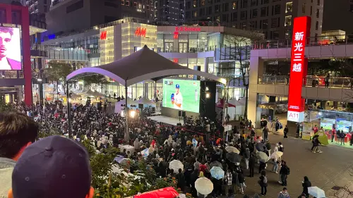 ▲信義香堤廣場化身應援主場！前（6）天中日大戰吸引爆滿人潮集氣，今（8）抗韓之戰將再度啟動大螢幕，並有小龍女啦啦隊到場應援。（圖／記者邱曾其攝,2026.03.06）