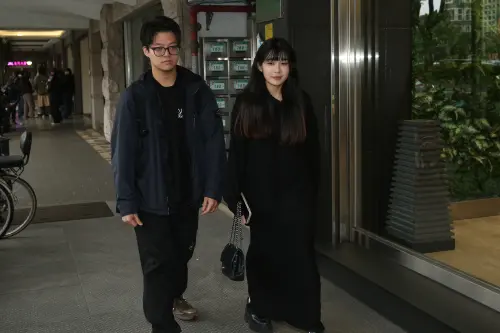 ▲袁惟仁和陸元琪生的一對兒女袁義（左）和袁融（右），今日出席袁惟仁靈堂，悼念父親。（圖／邱曾其攝影）