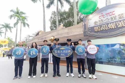 ▲台泥董事長張安平（左四）化身科幻小說海底兩萬里當中，鸚鵡螺號的尼莫船長，偕同總經理程耀輝及跨事業體台泥同仁代表，參加台大校園徵才博覽會。（圖／台泥提供）