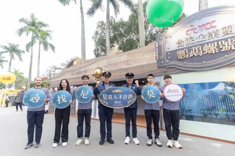    ▲台泥董事長張安平（左四）化身科幻小說海底兩萬里當中，鸚鵡螺號的尼莫船長，偕同總經理程耀輝及跨事業體台泥同仁代表，參加台大校園徵才博覽會。（圖／台泥提供）  