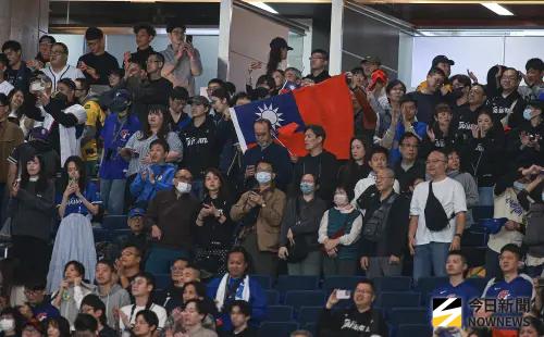 ▲台灣球迷為了挺中華隊，搶票入場東京巨蛋應援。（圖／記者葉政勳攝）