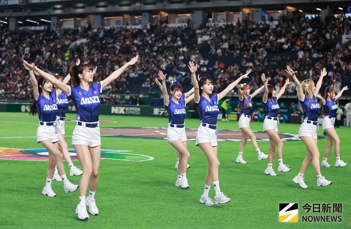 ▲中華隊今天在2026世界棒球經典賽（WBC）贏捷克，日本觀眾看新聞讚嘆，除了球員的實力，死忠球迷、CT AMAZE龐大啦啦隊都是最強後盾。（圖／記者葉政勳攝）