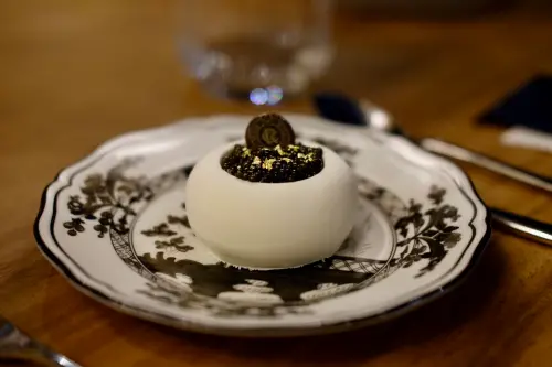 ▲台灣獨家推出「魚子醬開心果起司蛋糕」（圖／記者葉盛耀攝）