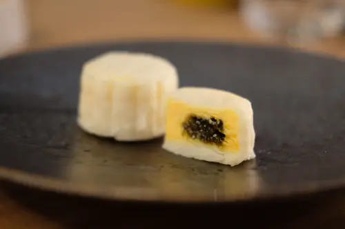 ▲「魚子醬鹹蛋黃麻糬」結合台灣鹹蛋黃與頂級魚子醬，口味鹹甜細膩。（圖／記者葉盛耀攝）