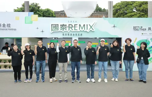 ▲國泰今（7）日前進台大校園徵才博覽會，由國泰投信總經理張雍川（圖中）率領各子公司主管與現場學生交流互動。（圖／國泰金提供）