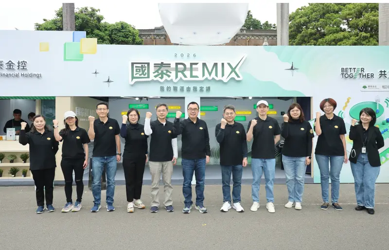    ▲國泰今（7）日前進台大校園徵才博覽會，由國泰投信總經理張雍川（圖中）率領各子公司主管與現場學生交流互動。（圖／國泰金提供）  