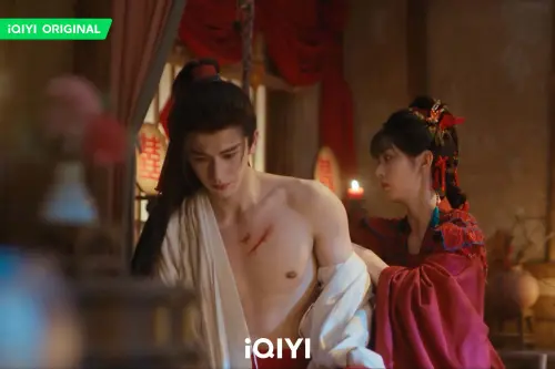 ▲《逐玉》田曦薇（右）替張凌赫換藥，高顏值CP組合相當吸睛。（圖／愛奇藝提供）