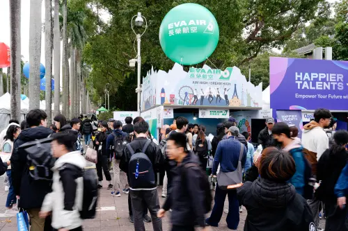 ▲長榮航空前進台大校園徵才，開出百名機師職缺，吸引眾多學生前來了解報考相關資訊。（圖／長榮航空提供）