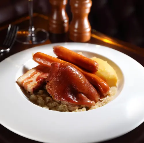 ▲巴賽麗廳推「平日午間雙人套餐」，每客1980元起+10%，圖為主菜阿爾薩斯燉豬腳。（圖／亞都麗緻提供taipei.landishotelsresorts.com/）