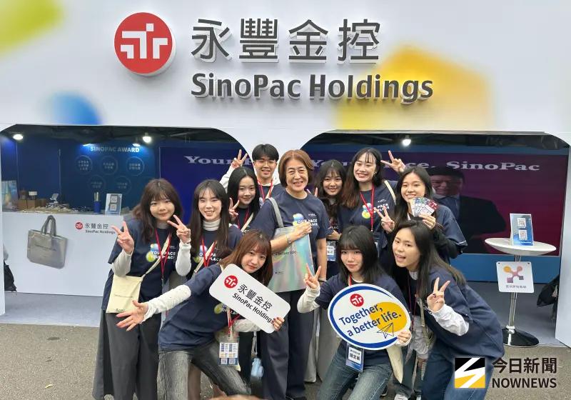    ▲永豐金董事長陳思寬（中）也親臨台大校園徵才活動，與學生面對面互動，展現企業對新世代人才的高度重視。（圖／記者顏真真攝）  