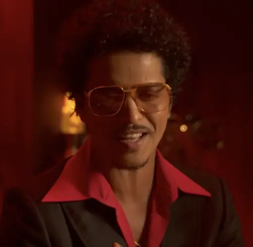 ▲火星人布魯諾（如圖）在音樂節目中，把自己的新歌獻給好友女神卡卡，做為她要結婚的獻禮。（圖／摘自 IG@iheartradio）