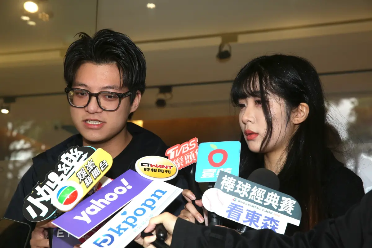 ▲袁惟仁的兒女袁義（左）、袁融（右）步出靈堂後短暫受訪，袁融表示，一直都有夢見爸爸，夢裡的他看起來很健康，笑笑的，沒有說什麼。（圖／邱曾其攝影）