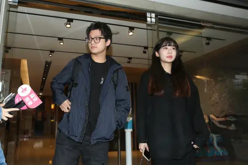 ▲袁惟仁的兒子袁義（左）與女兒袁融（右）昨日都出席告別式送父親最後一程。（圖／記者邱曾其攝影）