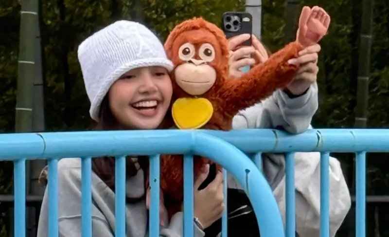 BLACKPINK Lisa追星猴子Panchi！抱同款媽咪玩偶朝聖　模樣萌翻天