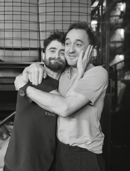 ▲《哈利波特》電影中扮演死對頭的湯姆費爾頓(右）與丹尼爾雷德克里夫（左），戲外其實是朋友，近日湯姆專程到百老匯劇場力挺丹尼爾，也留下最新的合照。（圖／摘自 IG@t22felton）