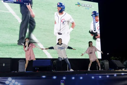 經典賽台日大戰！高虹安化身啦啦隊跳應援舞　現場兩體壇大咖助陣