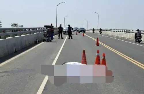 台南青葉橋奪命車禍！重機男閃電動代步車　慘遭聯結車輾斃