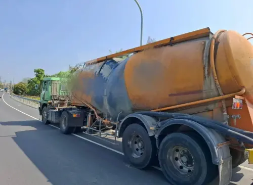 ▲ 台南東山青葉橋7日上午發生死亡車禍，54歲郭姓男子騎重機為閃避電動代步車切入快車道，與同向聯結車擦撞後倒地，頭部遭輾當場死亡。（圖／翻攝畫面）