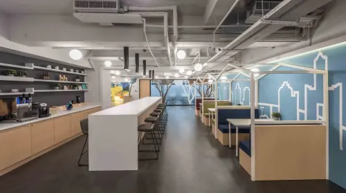 ▲ 博愛二館大面積共用空間，創造出高質感的辦公日常。（圖／翻攝畫面）