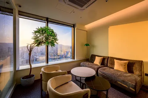 ▲中正館27樓已開放進駐，歡迎追求高品質辦公環境的企業主與自由工作者預約參觀，親身感受這座高雄最迷人的高空辦公新境地。（圖／翻攝畫面）