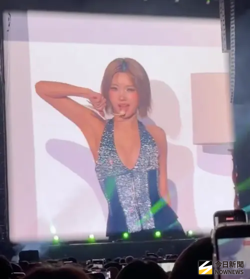 ▲小娟的服裝，是今晚最火辣的，事業線讓人噴鼻血。（圖／讀者提供）