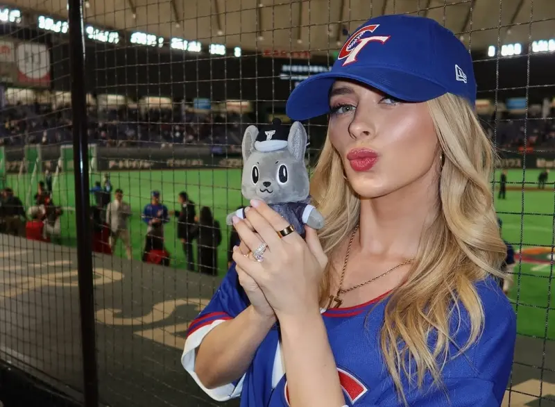 費仔辣妻WBC示範最性感穿搭！中華隊CT球衣應援　美貌壓過啦啦隊