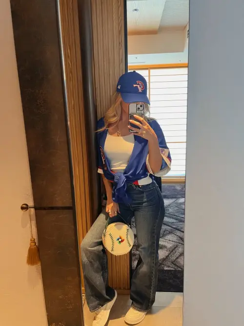 ▲▼Hanna Fairchild手拿吉祥物歐告（Taiwan Dog）跟棒球包為老公應援。（圖／IG@hannafairchi）